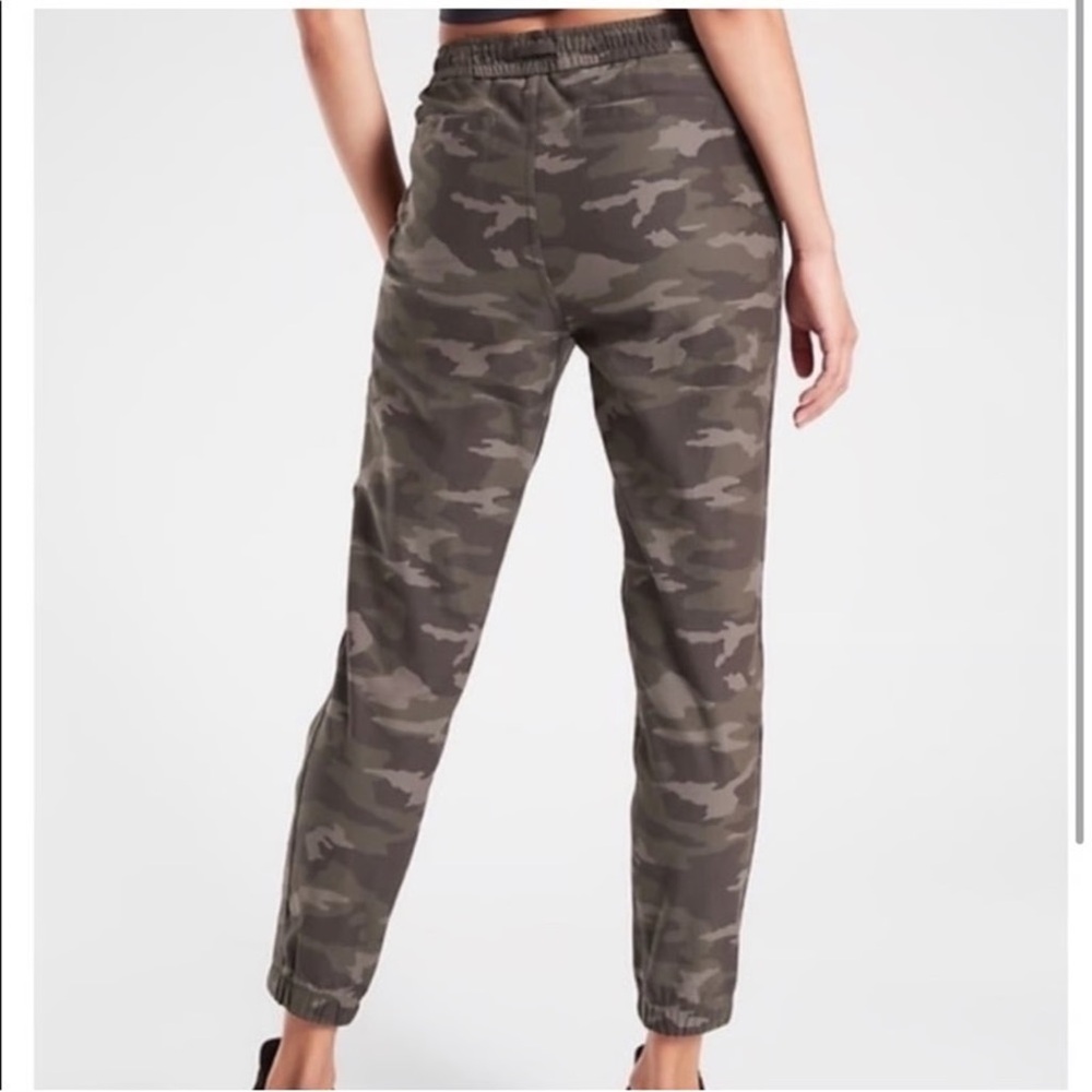 Athleta Camo Joggers 💚 Size Small | Lightweight Stretch Performance Pants